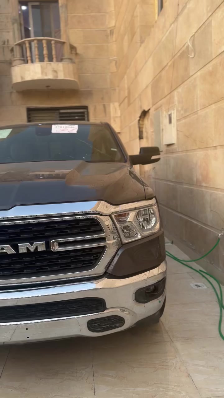 RAM بك هورن للبيع
2022
للتواصل اتصل على الرقم *********** 
بدي قصير باب قصير 
8 سلندر 

تتميز رام 1500 بك هورن (Big Horn) "باب قصير/كابينة طاقم (Crew Cab) أو كابينة ممتدة (Quad Cab) مع بدي قصير" بمحرك هيمي 8 أسطوانات سعة 5.7 لتر بقوة 395 حصانًا أو محرك بنتاستار V6 سعة 3.6 لتر، مع ناقل حركة أوتوماتيكي 8 سرعات. تشمل المواصفات الشائعة دفعًا رباعيًا/خلفيًا، مصابيح LED، بدي قصير مخصص للأداء والعمل.
