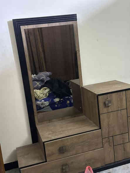 السلام عليكم غرفه نوم تركيه عدد ٥ قطع بدون جربايه ونضيفه السعر خاص او ***********
