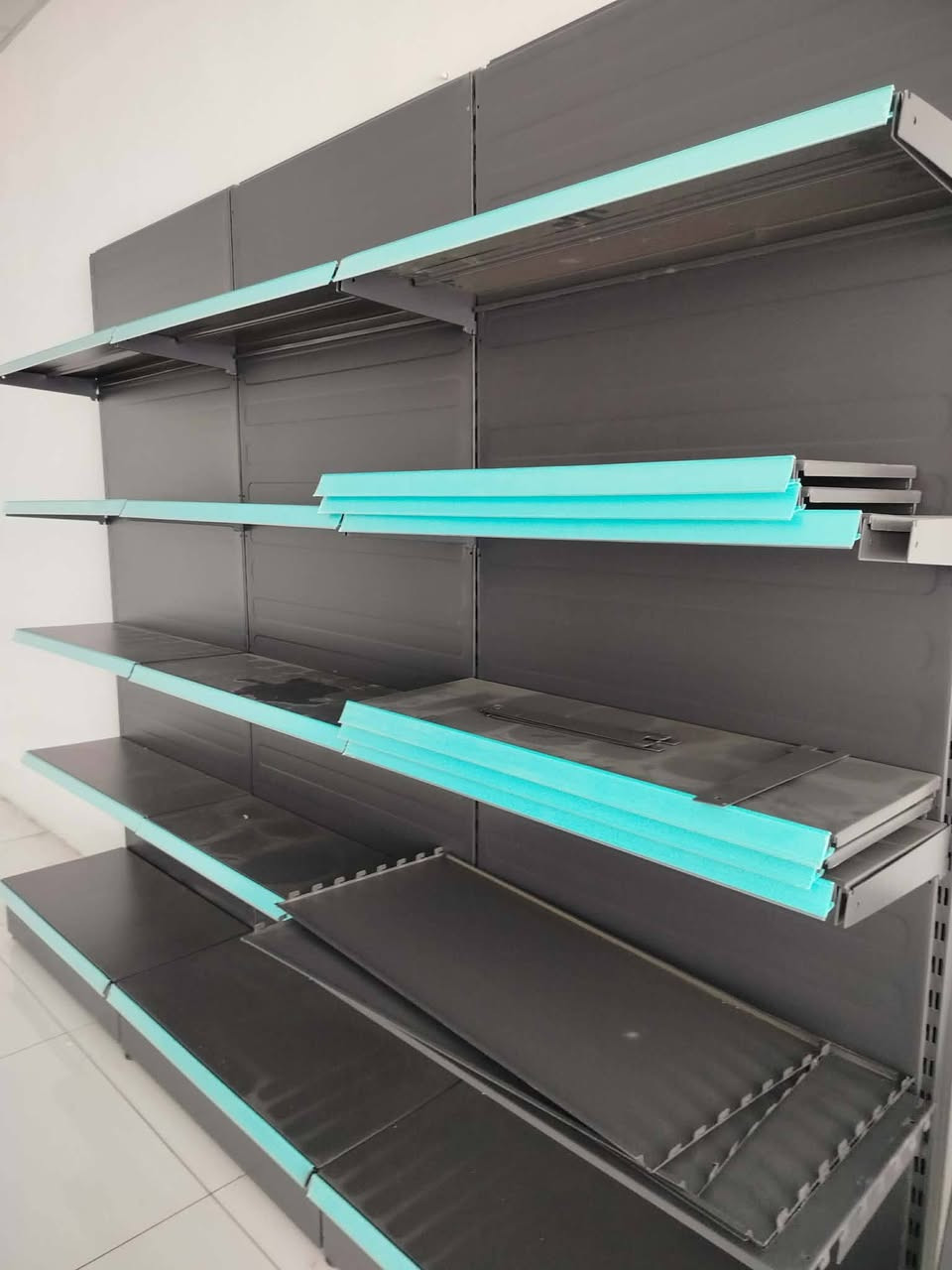 رەفی ناوەراست ٤م رەفی یەکلا ٤م رەفی دیوار ٢٠م 

رەفەکان هەمووی ٣ مانگ بەکار هاتووە حساب بکە تازەیە پلێتی ٠٧ی دەرەجەیەک 
ناونیشان ڕانیە 
***********-***********
