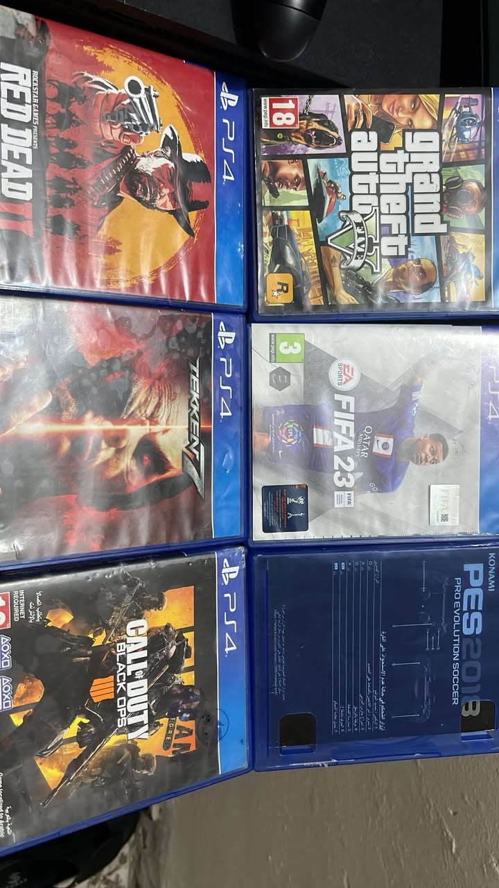 بلي 4 نظيف ما بي اي مشكلة وياها جوستكات اثنين وسماعة جديدة و ست اقراص وبي حساب بلس ابو السنة و كود اوف وار 4 و فيفا 26 و مورتال كومبات x

***********
