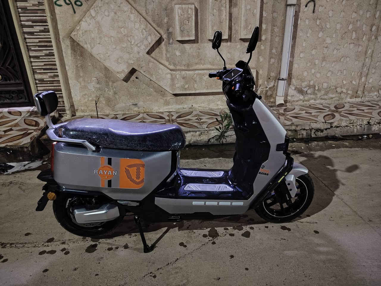 السلام عليكم دراجة شحن ريان  وحش الكون للبيع ملف 2000W
مستخدم 5 أشهر الماطور كلو شرط كهربائيات درع ملف
الماطور مغلف تغليف حماية شفاف الكشن مغلف
السعر 950 وبي مجال للتواصل ***********
الشحنة الوحدة تمشيك أكثر من 60 كيلو
السرعة القصوى ٨٠ حقيقي
