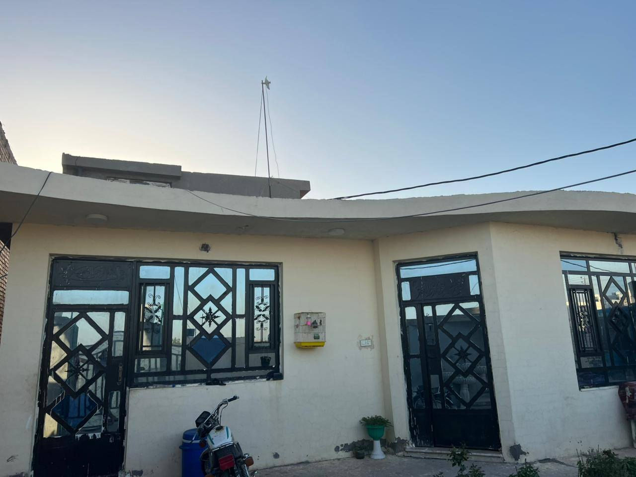 بيت للبيع مساحته 250 متر طابو صرف، يتكون من غرفتين نوم وصاله ومطبخ واستقبال  بناء حديث سنه 2019 مكان حي القدس قرب الشقق السكنيه و خدمات كامله. تحويل مباشر
للأستفسار ***********
