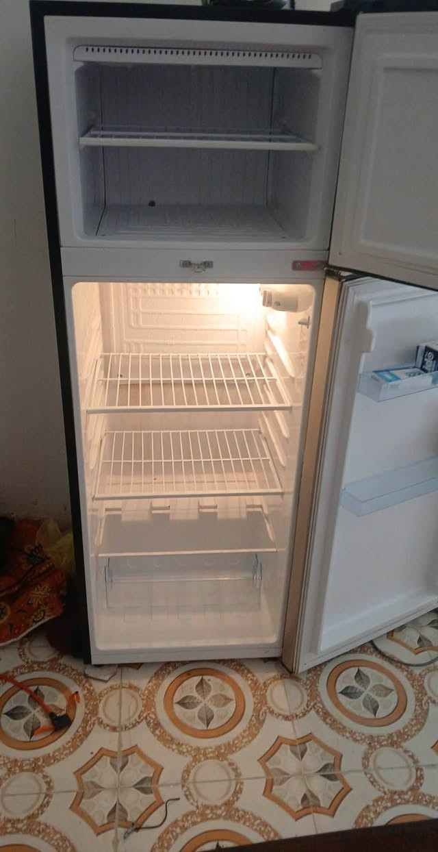 بسم الله الرحمن الرحيم 
ثلاجة للبيع 
14 قدم نضيف جداً 
شرط الشغل والتجميد 
النوعيه فوكس
السعر 225 وبيها مجال قليل 
للتواصل الاتصال على الأرقام 
 الموجوده بالاعلان 
***********
***********
او مراسلة الصفحة 
#هادي_الحجيمي
