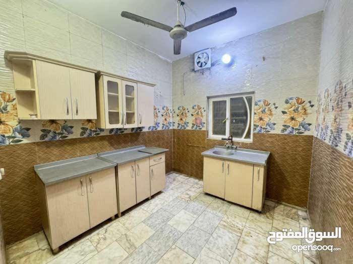 شقق نظيفه جدا للايجار في كراده قرب ساحه الواثق متوفر طابق اول وطابق ثاني تفاصيل غرفتين نوم وصاله ومطبخ وصحيات الشقه مجهزه سبالت وكاونتر للمطبخ سعر الايجار طابق اول ٧٥٠ وثاني ٧٠٠ الف للعوائل فقط للاستفسار ***********
