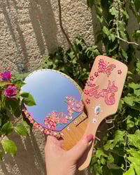 رسم وتطريز على الزجاج حسب الطلب 🥰🤍🦋للحجز والاستفسار مراسلة الصفحة أو و...