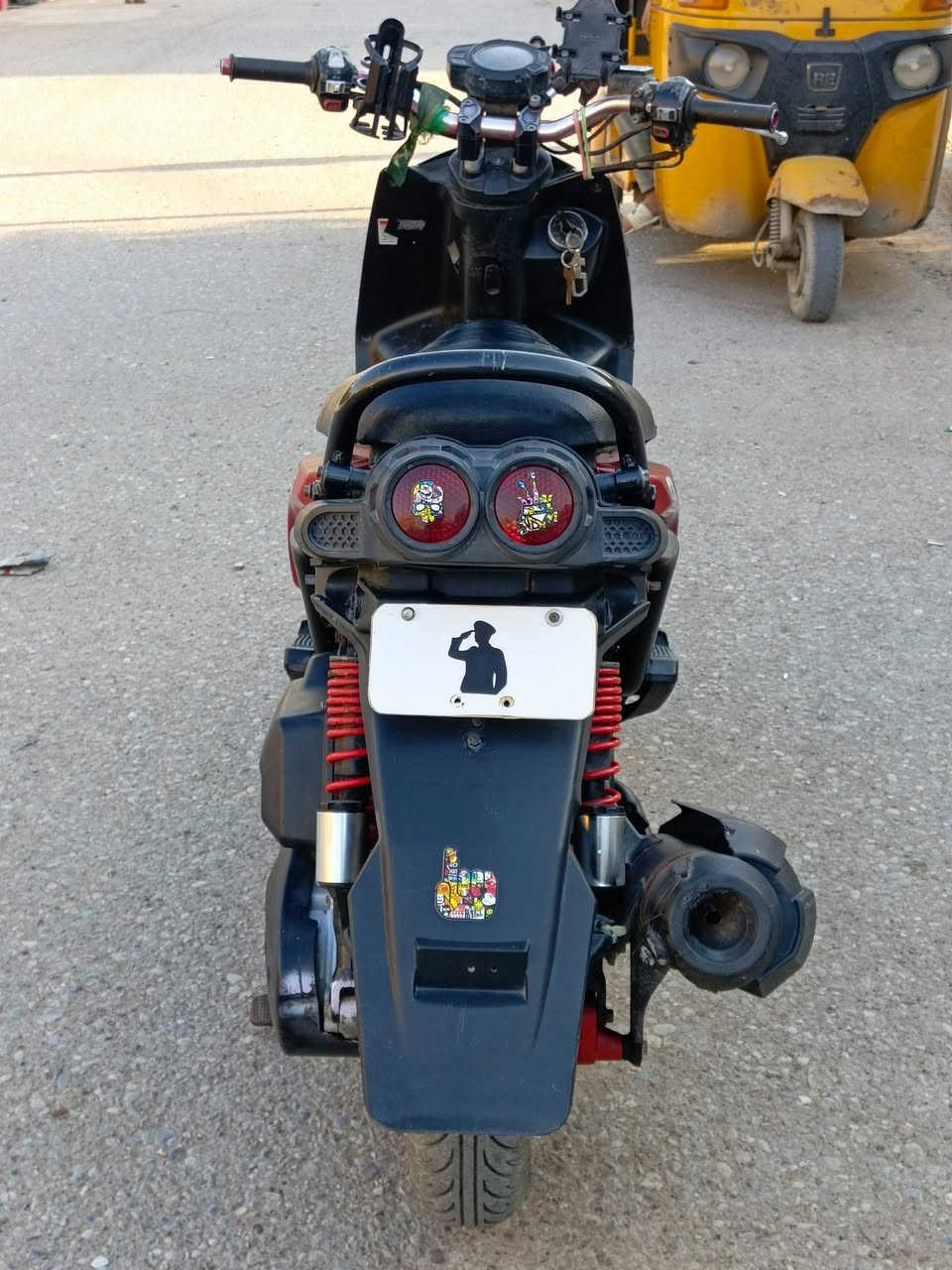 رحمه لواديك رحمه الواديك افتهم اني شحاجي يلا تخابرني وتجي
السلام عليكم سكنس جبلي للبيع دراجه مفوله لاخر حبايه شغاله كلهاا كهربائيات بريكات قامجيات تايرات جدد الدراجه عباره عن شغل وروح بيها وين متريدد
نكره سلف تشتغل من الصباحيات نكره تشتغل 

ملاحضه الدراجه لونها اسود وصابغها احمر للجماليه وبيعا ضربه خفيفه بل كفر الامامي مثل ما موضح بل صوره 
والعداد اكتروني مرا يشتغل مره لا اخر مره طفه بعد ما اشتغل اوراقها ما وياها ضايعات 

لا تجيلي وتكلي هاي شنو وهاي شنو نفس ما شفت الي بل صوره وضحت
السعر 950 وبيها مجال رقم موبايل ***********
مكاني بغداد شعب
