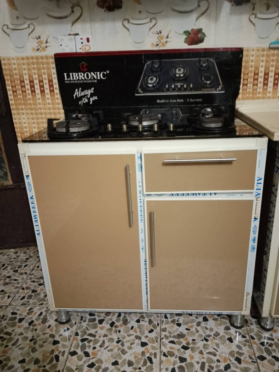 سلام عليكم شباب طباخ وكاونتر  للبيع بس الطباخ ونباع كامل هوه وا كاونتر للستفسار اكثر عل  الرقم***********
