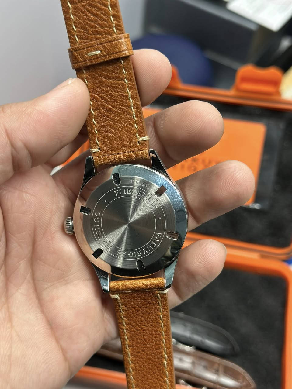 تبدو هذه الساعة من العلامة التجارية Vakuy Rigas، وهي ساعة كوارتز تجمع بين التصميم الكلاسيكي والميزات العصرية. تتميز الساعة بمينا (وجه) بلون عاجي أنيق مع مينا فرعية لعرض اليوم والتاريخ. 
Yahoo!フリマ
Yahoo!フリマ
 +1
المواصفات الرئيسية
المحرك (Movement): تعمل بمحرك Seiko VH64 من نوع "Sweep Second"،  ياباني والذي يتميز بحركة عقرب الثواني الانسيابية الشبيهة بالساعات الميكانيكية بدلاً من الحركة المتقطعة التقليدية لساعات الكوارتز.
الهيكل: يبلغ قطر علبة الساعة حوالي 40 ملم وسماكتها 10 ملم.
الحزام: تأتي بحزام جلدي باللون الجملي  (Camel) مع خياطة بارزة.
ميزات إضافية: مزودة بزجاج مقبب (Bubble Mirror) وعقارب مضيئة في الظلام (Luminous).


**إذا كنت صاحب هذا الإعلان وتريد حذفه لأي سبب، رجاءا أرسل رسالة إلى الدعم الفني**