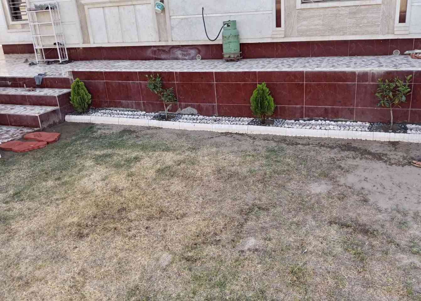 سلام عليكم يوجد كادر تنضيف حديق تنضيف بساتين داخل راوه وابو كوه  تقليم أشجار رفك ثيله شتل ثيله فرش وشتل زرع نخل  ديكورات حديق شغل مضبوط تنضيف بيوت  تواصل ع رقم وتساب وتصال ***********
