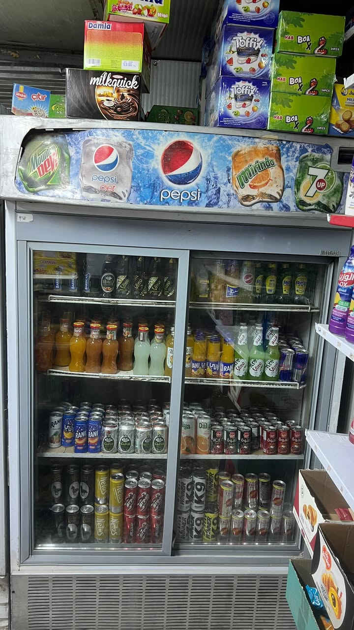 السلام عليكم متوفرات 
اربع (٤) عارضات باب + عارضه بابين للبيع + مجمدة 
مكفولات من الصيانة تبريدهن ممتاز 
***********
