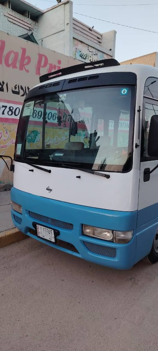 السلام عليكم 
كوستر نيسان ٢٠٠٢
السياره بلادية بيها صبغ بس حجل فقط 
كلشي بلادي بيها حتى تبريد شغال يحتاج بس غاز 
السعر ١٣٥ وبيها مجال 
***********
*********** مكان بابل
