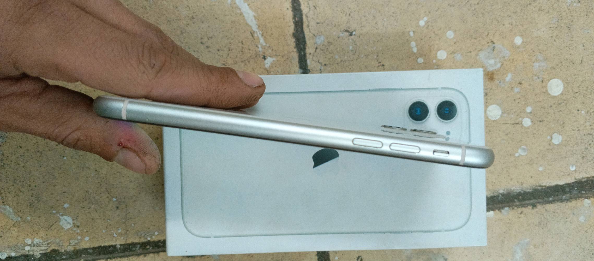 سلام عليكم 
ايفون 11 بلادي مداخل تصليح
ذاكرة 128
بطاريته 82
ملحقاته كيبل وراس شاحنه وباكيته
270 الف
العنوان بغداد شارع الكفاح 
توصيل ماعندي