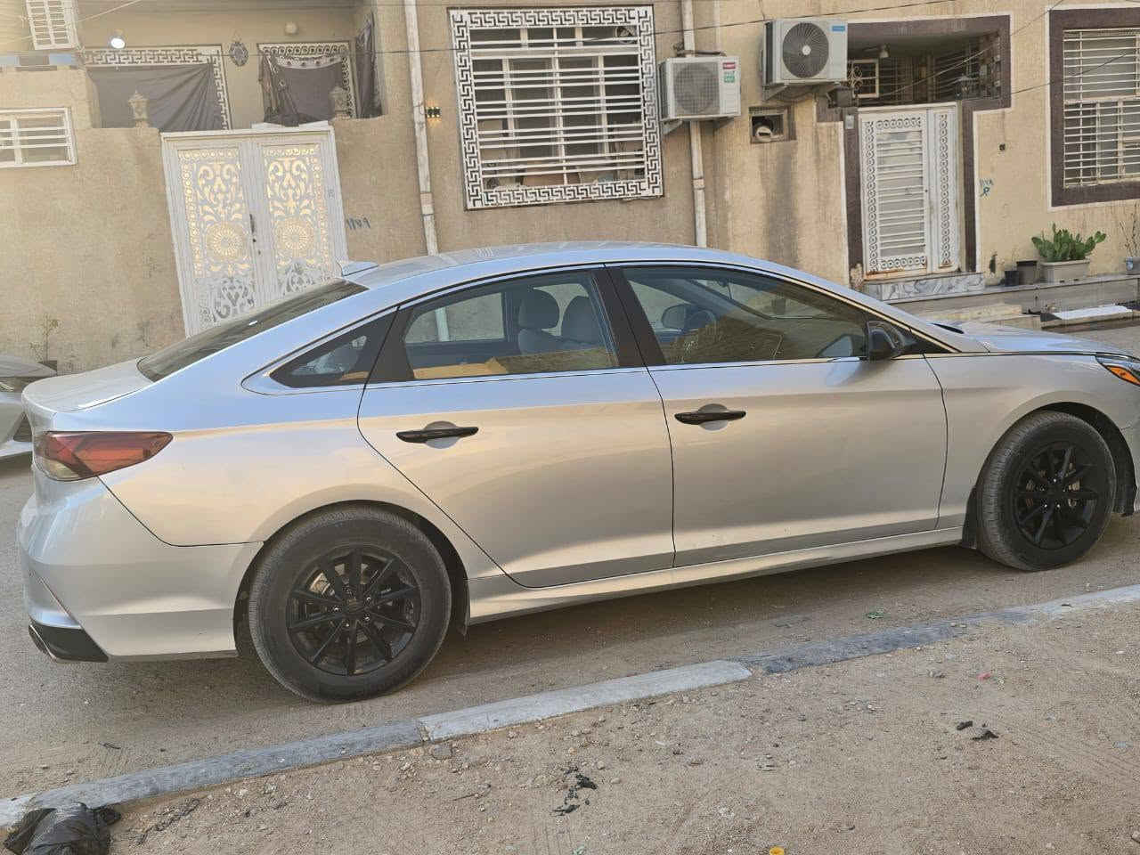 سلام عليكم سوناتا موديل ١٩ لون سلفر السيارة حادثه قبغ جنطه باقي السيارة مكفوله كلها السيارة جاهزه تبريد شاشه كاميرا حساسات سعر السيارة ١٢٠ ورقه وبيه مجال بسيط الشراي يتصل على هذا الرقم 
***********
