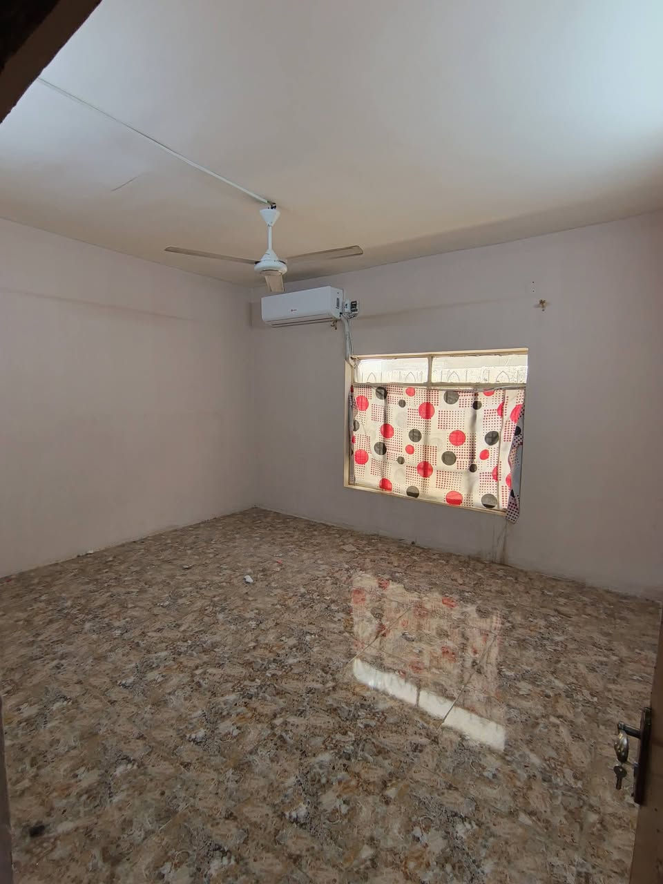 دار للبيع ( 200م ) واجهة ( 10م ) 
#موقع_العقار 🗺 : حي الخضراء - قرب مدرسه الجوادين
طابق اول : غرفتين نوم + مطبخ + هول + صحيات + استقبال + كراج  
طابو ملك صرف 
السعر: مناسب جدا
لمزيد من معلومات اتصال على
📞***********
