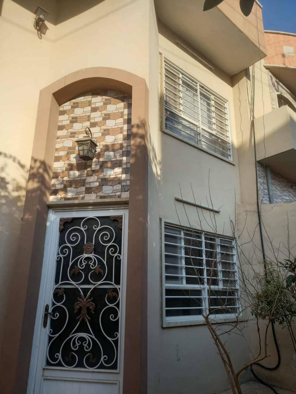 دار سكني /مساحه 240متر واجهه 12/حي الحدباء سايدين صوره قريب جدا علئ الشارع العام طابقين خمس غرف نوم استقبال هوال  داخلي عدد2كراج اضافه الئ حديقه بناء جيد وفارغ وتحويل مباشر  للاستفسار مكتب الرصين لتجاره العقارات ***********/***********
