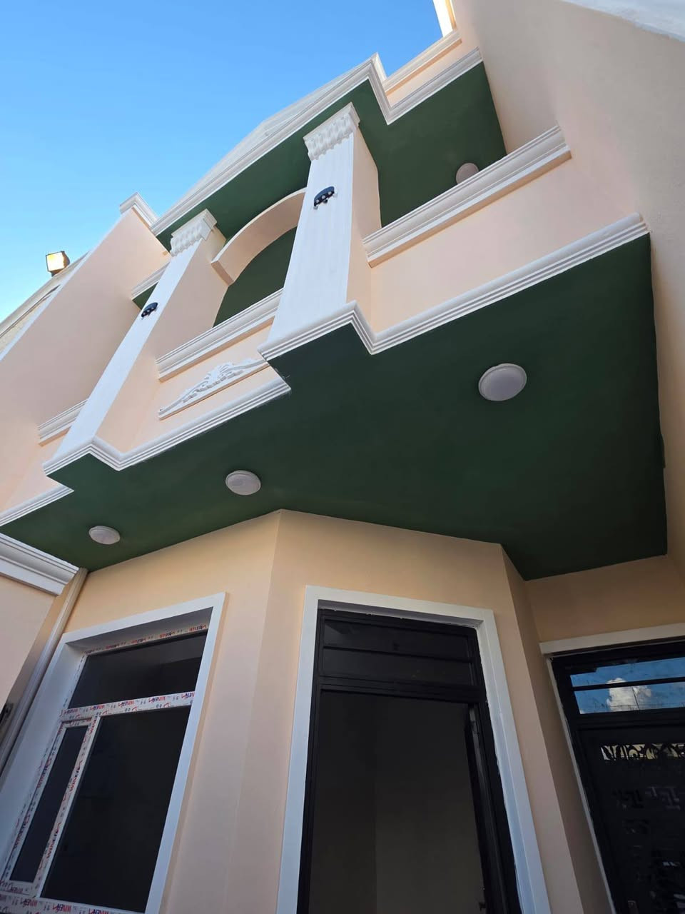 السلام عليكم
دار للبيع #تكريت الديوم حي التوحيد قرب جامع الويس

 مساحه 100 متر واجهه 5 متر

 بناء حديث يتكون من 

3 غرف نوم

صاله وسطيه

مطبخ

استقبال

3 مجاميع صحيه

ارضيه بورسلين 

سقوف ثانويه

للاستفسار الاتصال على الارقام
***********
*********** #مصطفى_ابو_يزن
