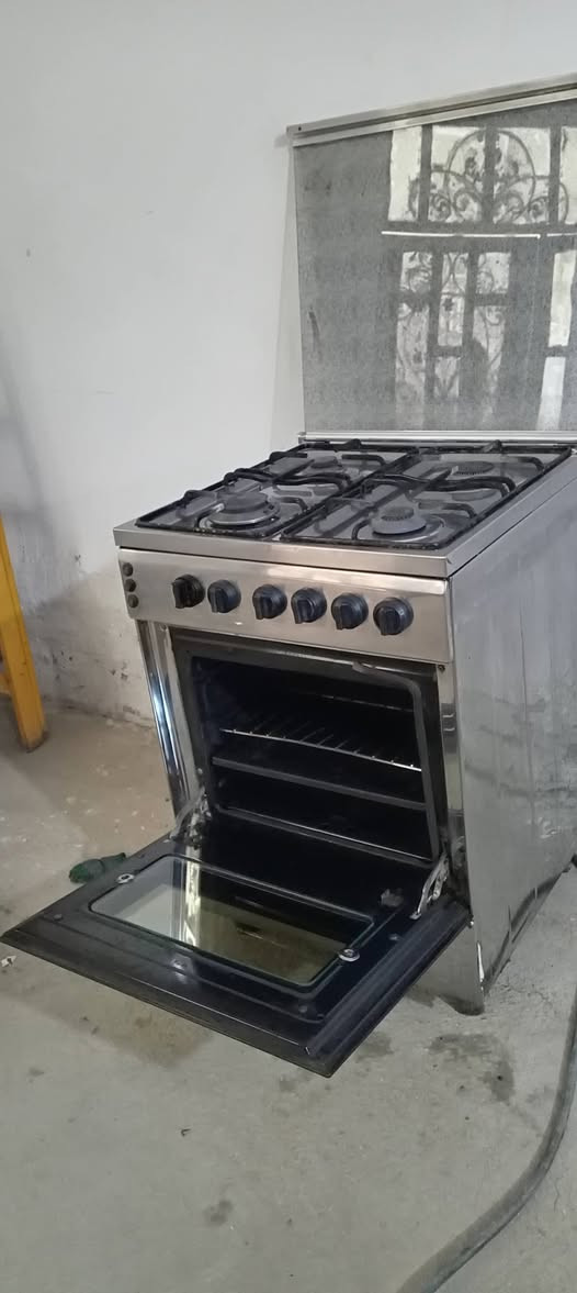 السلام عليكم ورحمة الله وبركاته طباخ للبيع اربع عيون مصري شغال فرن وعيون للاستفسار خاص او اتصال على هذا الرقم ***********
