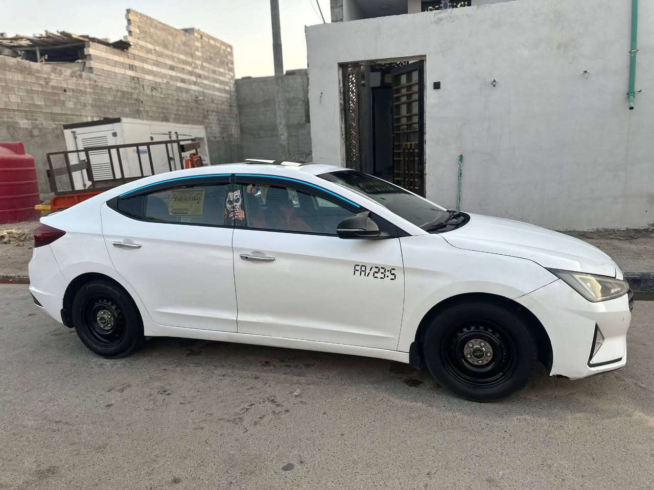 السلام عليكم سيارة الانترة موديل 2019شكل جديد وارد خليجي كير مكينة مكفول تبريد ثلج بيها قطعتين بارد وصبغ قليل السياره فول مواصفات بصمه وتنته السعر 135وبيه مجال ***********
