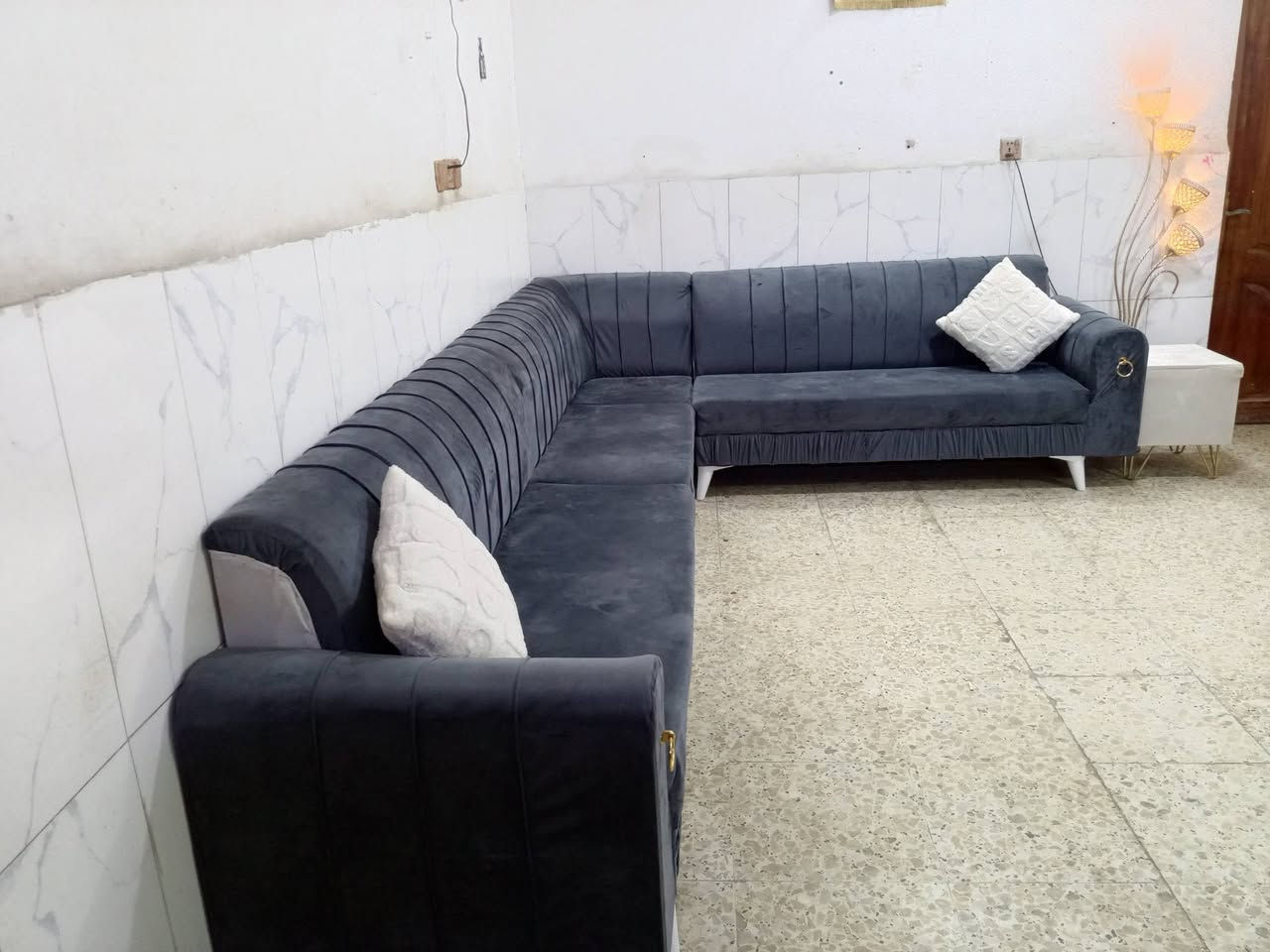 ديوان نظيف جدا 9مقاعد ب200الف وبي مجال المكان الوشاش *********** يوجد توصيل بكروة  يوجد واتس اب
