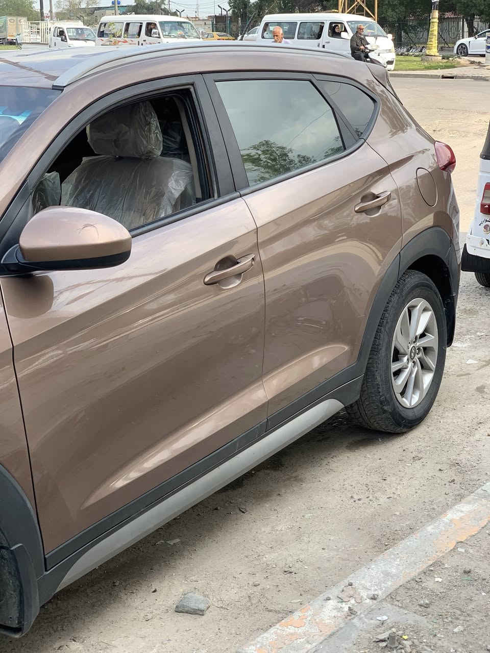 السلام عليكم للبيع توسان موديل 2017  وارد امريكي الحادث صبغ بنيد فقط الباقي كله كفالة سيارة جاهزة من كلشي ما ناقصها برغي رقم بغداد الإنكليزي الجديد عنواني بغداد الشعلة الأولى رقم ***********
