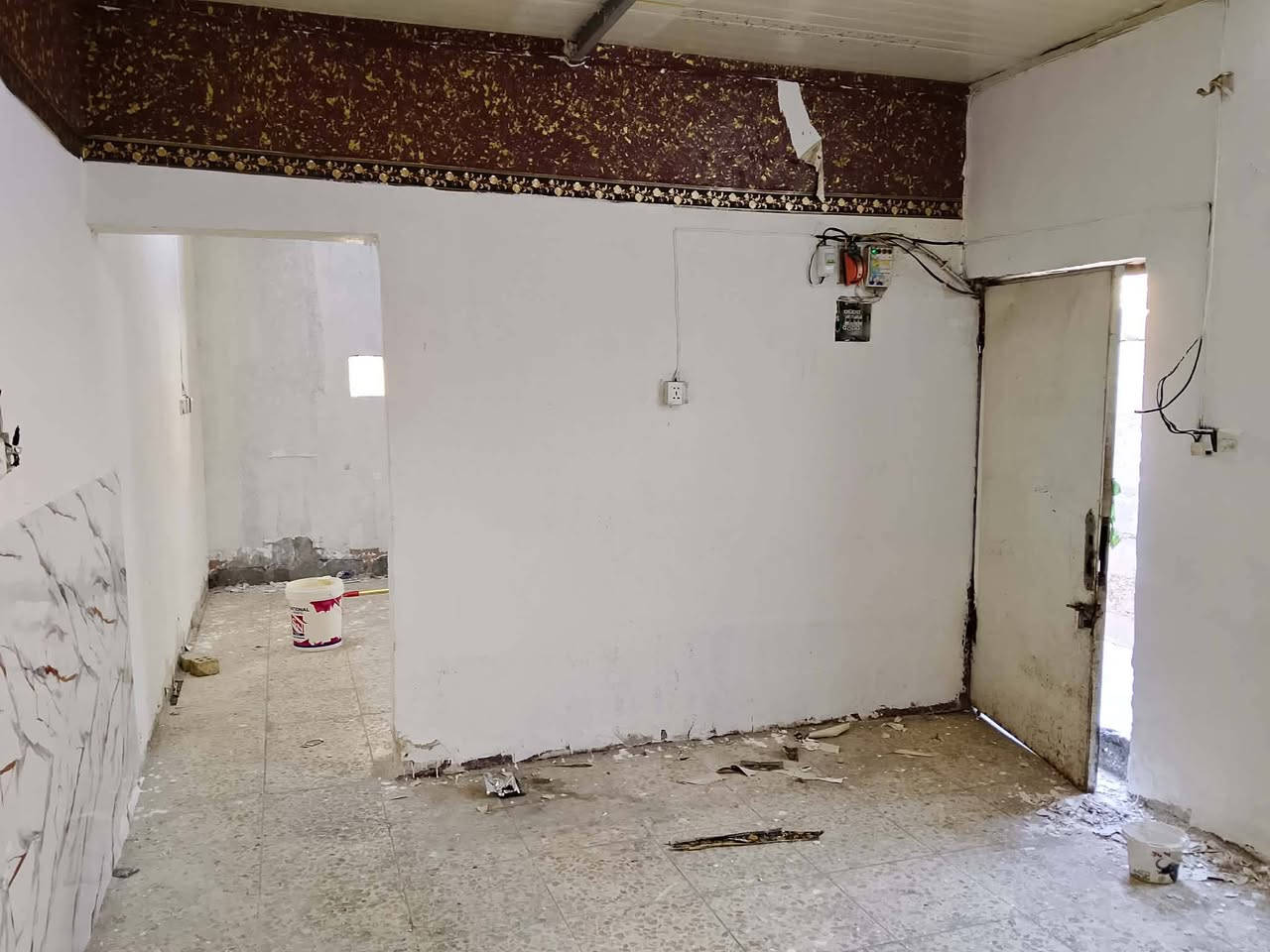 موجود بيت ميت 100متر اليجار قريب علا مدرست ملقيس ولروضه الاجار سكفه سندويج بيت كلش نضيف الاتصال ***********
