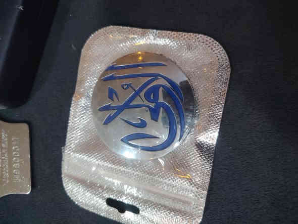 السلام عليكم تاج A ختم سعر 35 
باج اصلي هو جنطه مالته اصلي ختم سعره 25 الف
علامه الاوله اصليه مو مال سنك سعره 10
كبات 5 برغي يرهم عل كل سيارت سعره 25 اريل سيبايه سعره 10 الف
مكاني بغداد الشعب رقمي ***********
