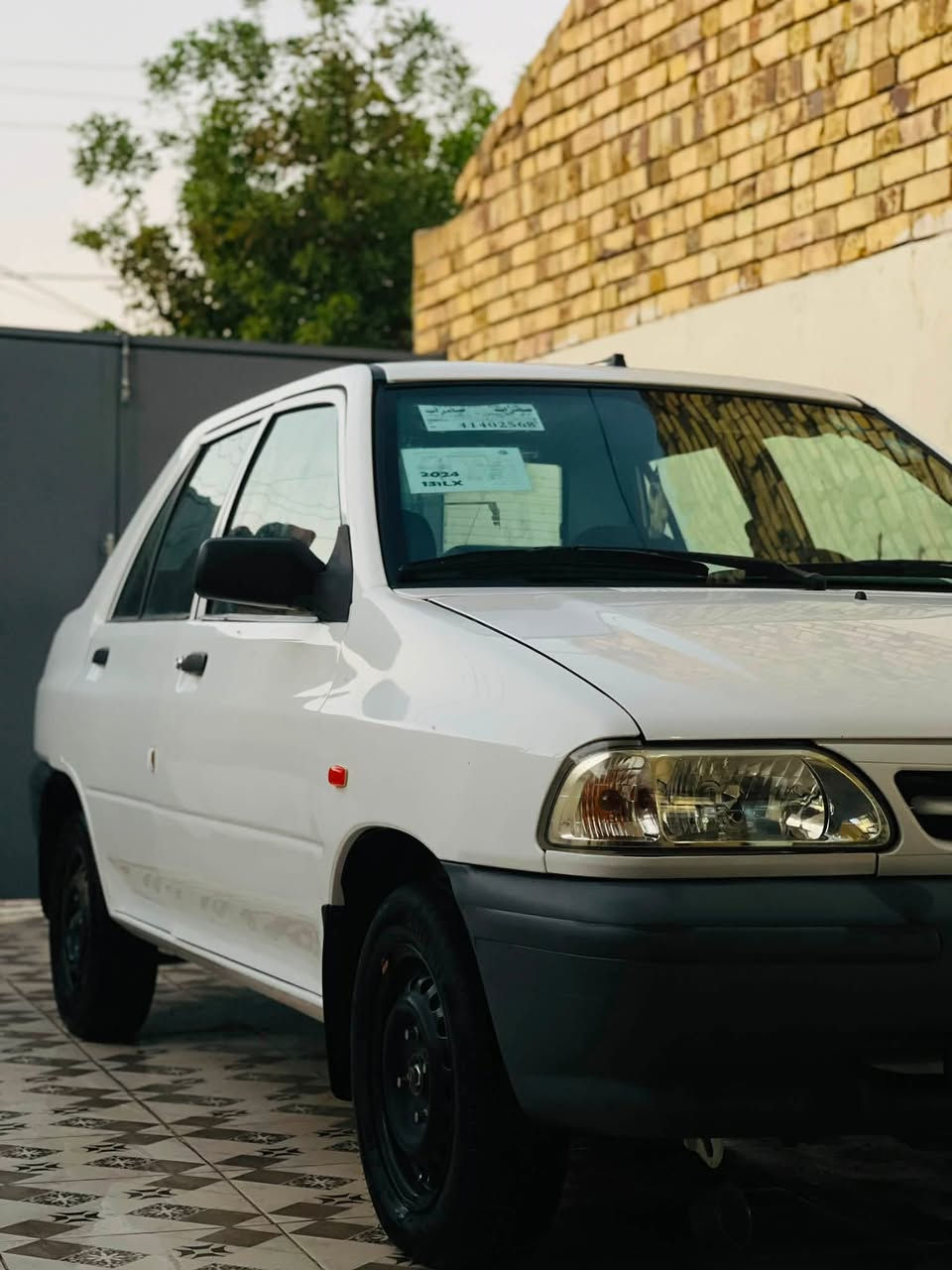 سـلام علـيكم 🤚🏻.                                             Saipa "سايبا سيدان" 2024 🚗 🩸

لـلبيع 🩸

مـاشية 50 ألف 🩸

الـسيارة كفالة عامة 🩸

"المحرك والميكانيك"🩸
المحرك: 4 سلندر، 1300cc بنزين
القوة: 65 حصان @ 5500 دورة
العزم: 100 نيوتن.م @ 3000 دورة
الكَير: عادي 5 سرعات + ريويس
الجر: دفع أمامي FWD
الوقود: تانكي 40 لتر. الصرف تقريباً 6.5 - 7.5 لتر لكل 100كم داخل المدينة. اقتصادي جداً
السرعة القصوى: ∼165 كم/ساعة

"الأبعاد والوزن"🩸
الطول: 4005 ملم
العرض: 1620 ملم
الارتفاع: 1440 ملم
قاعدة العجلات: 2345 ملم
الوزن الفارغ: ∼950 كغم
السعة: 5 ركاب + صندوق خلفي 400 لتر

"لشاصي والفرامل"🩸
التعليق الأمامي: ماكفرسون
التعليق الخلفي: محور صلب + نوابض ورقية
الفرامل: أمامي ديسك، خلفي درام. بدون ABS بالغالب
الإطارات: 165/65 R13 أو 175/65 R13

"المواصفات الداخلية والكماليات"🩸
حسب الموديل، بس الأغلب يجي:
زجاج: يدوي
مكيف: موجود بس عادي مو ديجيتال
راديو + مسجل CD
باور ستيرنج: هيدروليك
وسائد هوائية: ماكو أو وحدة للسائق فقط بالموديلات الجديدة
حساسات: ماكو

"المميزات"🩸
صرف بنزين قليل جداً - أهم ميزة
قطع غيار رخيصة ومتوفرة بكل مكان بالعراق
صيانة سهلة وأي ميكانيكي يشتغل بيها
سعرها رخيص مقارنة بغيرها

الخلاصة: 🩸 سيارة اقتصادية مال شغل ودوام. مو مال رفاهية ولا سرعة. تتحمل وتخدمك إذا تريد شي رخيص وما يصرف بانزين.

"ألسـعر " 🩸
68. 💵 ومجـالها بسيط "

ألعنـوان : ألقادسية مركـز ، التـقية الـثالثـة 🩸

للاتصـال والـاستـفسار ☎️"
 🩸”***********”.
