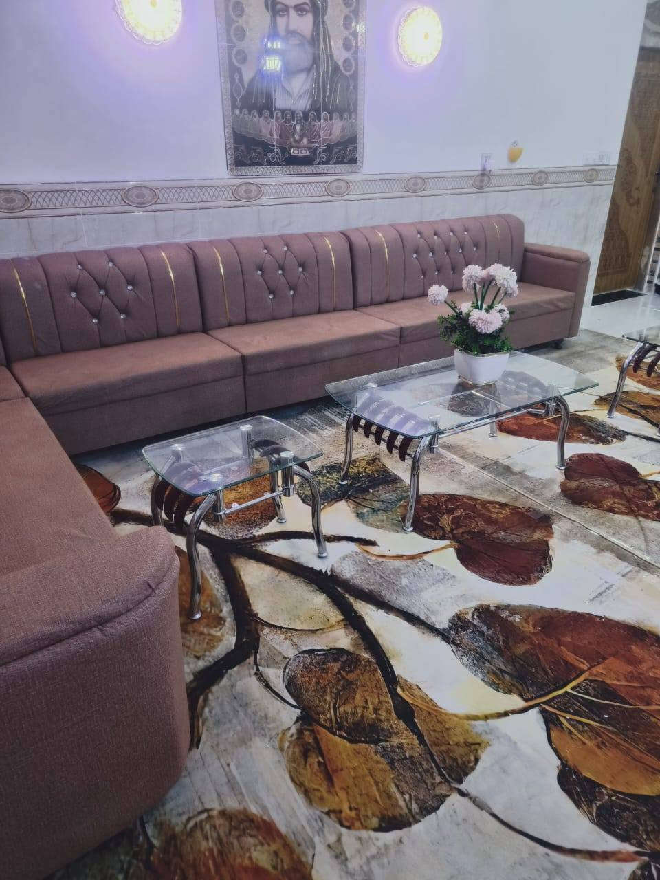 السلام عليكم البيت للبيع مساحه ٣٠٠ م واجهه ١٨ م يحتوي على بابين خارجيات واحد خاص للبيت والثاني للكراج السياره سلايت ويتكون من ثلاث غرف اثنين بالطابق الأرضي وواحده في الأعلى ومطبخ كبير مفتوح على الصاله البيت وصاله ٨ امتار وكذلك استقبال ٨ امتار بالاضافه إلى صحيات داخليه وخارجيه وهذه الصور والفيديو لشكل والتوضيح ما في البيت.. العنوان الكوفه شارع المعمل خلف جامع الخزاعل قرب دور الايتام.يرهم للسكن عاىله كبيره اوعاىلتين. علما ان إكمال بناه البيت سنة 2022،للاستفسار والتواصل على هذا الرقم المبين أدناه ***********
