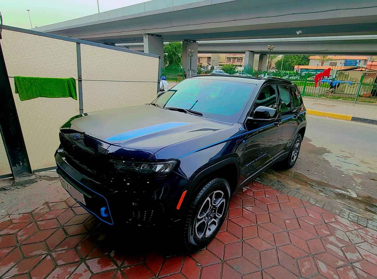 قطعة نادرة 💫
Jeep Grand Cherokee 4XE Trail Hawk
2024. بلك ان 🔴كهرباء 🔴 بانزين 🔴 هايبرد
تو كولر لون ( نيلي واسود ) ومطعم تركواز
المحرك هجين يولد قوة 375 حصانًا وعزم دوران يصل 637 نيوتن.متر، وتجمع بين الأداء على الطرق الوعرة والدفع الهجين. من أبرز مواصفاتها نظام دفع رباعي متقدم، وتعليق هوائي قابل للتعديل مع خلوص أرضي يصل إلى 11.3 بوصة، ومانع للانقلاب قابل للفصل، بالإضافة إلى مقصورة داخلية فاخرة وشاشات متعددة. 
القوة والأداء
• نظام التعليق : جكات جوبلس رفع السيارة
• تحتوي على 5 انضمه للقيادة
• مستشعرات الركن: أمامية وخلفية مع كاميرا خلفية عالية الجودة.
• المحرك : محرك بنزين توربيني رباعي الأسطوانات سعة 2.0 لتر مع محرك كهربائي (نظام هجين).
• القوة: 375 حصانًا.
• عزم الدوران: 637 نيوتن.متر.
• التسارع: 0-100 كم/ساعة في 5.3 ثانية.
• ناقل الحركة: أوتوماتيكي بـ 8 سرعات. 
القدرات على الطرق الوعرة
• نظام الدفع: نظام دفع رباعي Quadra-Drive II متقدم مع قفل تفاضلي إلكتروني محدود الانزلاق.
• نظام التعليق: تعليق هوائي قابل للتعديل Quadra-Lift يسمح بزيادة الخلوص الأرضي.
• منع الانقلاب: قابل للفصل لتحسين حركة العجلات على التضاريس الصعبة. 
• المقاعد: جلدية مع لمسات مخمل وسداسية باللون الأزرق.
• نظام المعلومات والترفيه: شاشة لمس Uconnect 5 بقياس 10.1 بوصة مع دعم لاسلكي لـ Apple CarPlay و Android Auto.
• الشاشة الأمامية: متوفرة بخيار شاشة عرض رأسية (Head-Up Display).
• الكامرات : كامرة امامية وخلفية
• نظام الصوت: نظام صوت ماكنتوش عالي الجودة متوفر بخيار 19 مكبر صوت.
• ميزات إضافية: مصابيح ضباب، مقعد سائق ومرايا قابلة للتعديل كهربائياً، وباب خلفي كهربائي. 
• لمسات خاصة: خطافات سحب زرقاء، وشعار 4xe على غطاء المحرك، وشارات زرقاء.
• جنوط: عجلات قياس 18 بوصة.
• مساعدة القيادة النشطة: نظام قيادة آلي بدون استخدام اليدين على بعض الطرق السريعة.
السياره مكفوله كلين فقط تكحيل جاملغ يسره امامي حادث السياره ربع دعامية امامي يسره بدون اي ارباك والسياره ليبل واحد والسياره رقمه بغداد  وباسمي 
*********** واتساب

