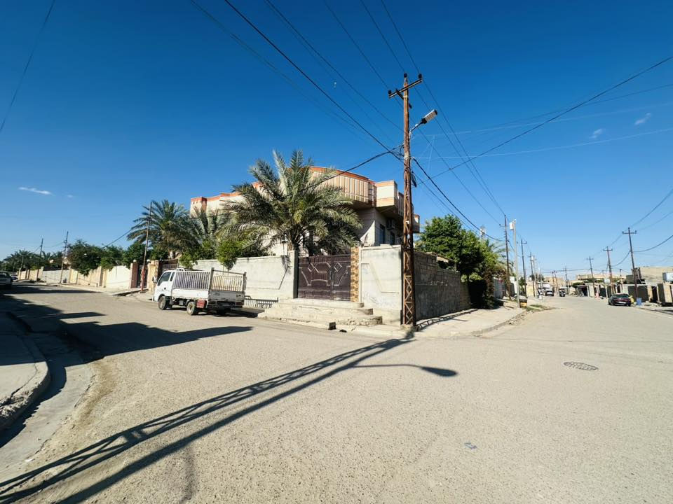 بيت للبيع في حي الرسالة الشارع الرئيسي للرسالة 
ركن مساحة البيت بالسند 357 واقع حال 440 
الوجه 22 والنزال 20 
طابو صرف سند 
مكون من 6 غرف هول واستقبال وصالتين ومطبخ وصحيات بكل طابق وكراج وحديقة بكل جانب 
السعر 250 وقابل للتفاوض 
للأستفسار
*********** او مراجعة نفس الدار
