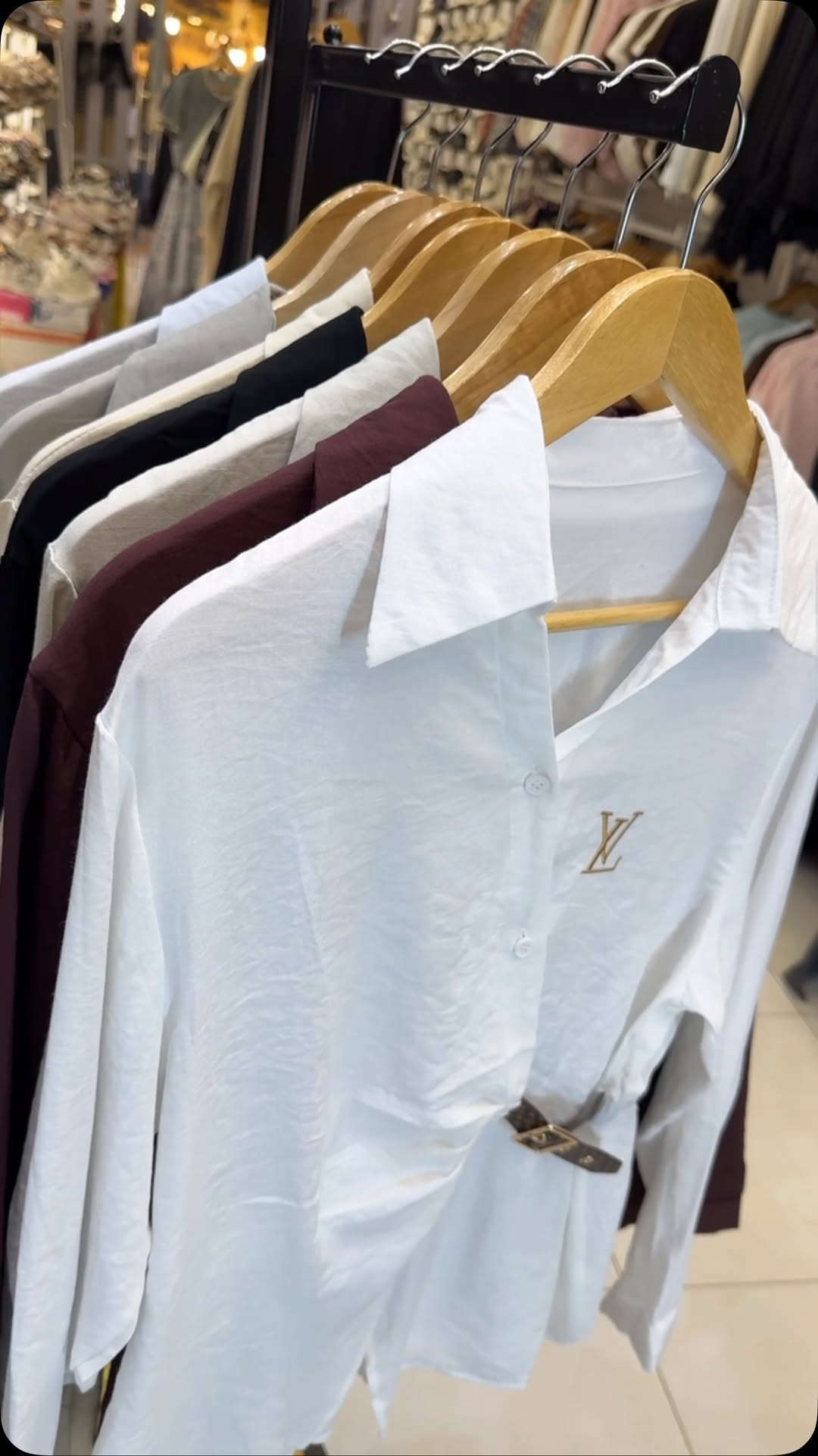 ⁨ ⁨ ⁨قميص LV قطعه حرفيا تخبل والخامه جدا مريحه بل لبس
قياسات 
فري سايز 
للحجز *********** واتساب 🌼
العنوان :بغداد / الدورة / ابودشير / شارع الباله/ منً جهة شارع جامع الرحمن 🤗⁩⁩⁩⁩⁩⁩⁩⁩
