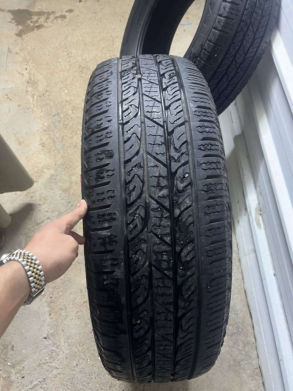 زوج تايرات كوري الحجم 265/70R18 نضافتهن 90‎%‎ للبيع السعر 130 وبي مجال بسيط المكان بغدد التاجي للاستفسار الاتصال ***********
