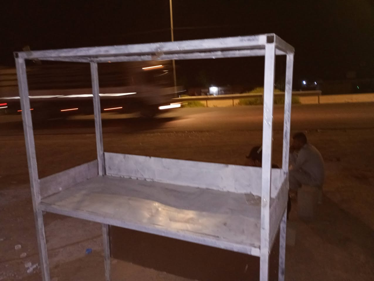 ميز لبيع السعر 100 الف المكان الكوت الجديده
***********
