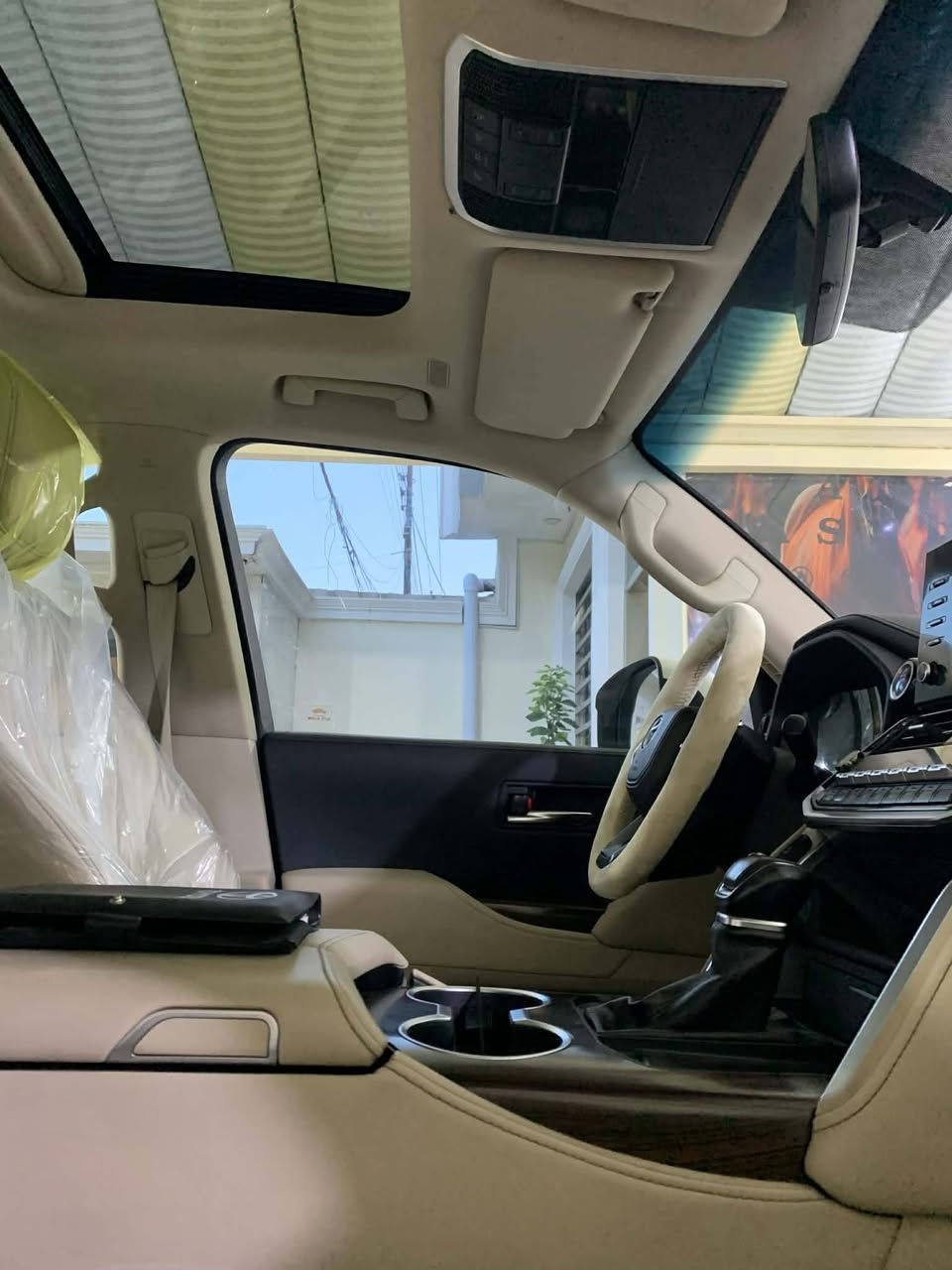 سلام عليكم عندي سياره البيع لاندكروز موديل 2022 رقم بغداد دولي ماشيه 40 ألف فول موصفات سياره جديده وحلوه عنوان بغداد ولشراي يتصل على رقم ***********
