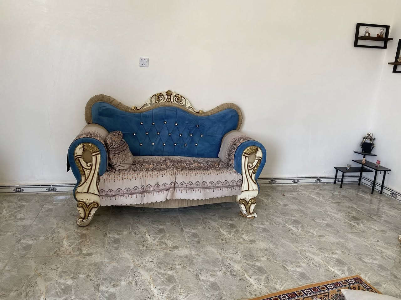 تخم عشر مقاعد نضيف بس رجل وحده مكسوره وسبلت نضيف عل فحص  سعر ثنينهم ب 450 وبيهن مجال للستفسار ‭٠٧٧٧ ٥٣٣ ٢١١٨‬
