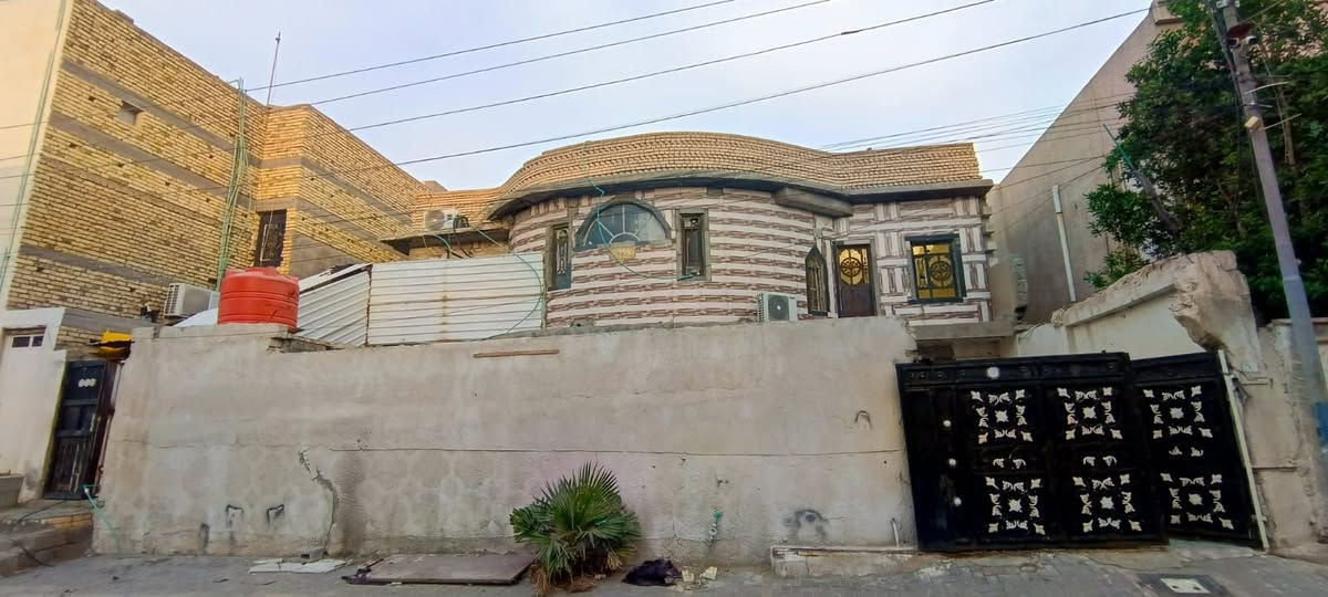 من رخصت مدير الكروب السلام عليكم بيت للبيع القبلة حي المهندسين قرب محطة الخليج العربي البيت طابقين الطابق الأرضي يحتوي على مطبخ مساحة 6×3....+..... 3غرف نوم مساحته كل غرف5×4.+.ديوانية مساحة 6×4.+.استقبل مساحة 8×4+حمام عدد2دخالي وخارجي وتوليت عدد2دخالي وخارجي +حديقة وكراج سيارة....
الطابق الثاني
يحتوي على مشتملين كل مشتمل يحتيوي على غرف عدد2مساحة الغرفه الاوله5×4والثاني6×4+مطبخ وستقبل حمام مشترك 
.....المشتمل الثاني يحتوي على غرفة نوم عدد2الاول مساحة 5×4والثاني4×5+مطبخ 3×6... ملاحظة الغرفه والمطبخ ماجاهزات بناءجديديحتاج.... لبخ وسيراميك ....رقم القطعه143/827ثاني قطعه بصف الركن قريب الشارع العالم شارع الزبيرجميع الخدمات متوفر.... طابو صرف عراقي ...مساحة القطعة الكلي 320مساحة البناء180ملاحظة يوجدمشاي على دايرالبيت 1متر
السعر 500وبي مجال تجي تشوف وسهله .
للتوصل على هذا الارقم 
9647707317656‬‏
***********
من رخصت مدير الكروب السلام عليكم بيت للبيع القبلة حي المهندسين قرب محطة الخليج العربي البيت طابقين الطابق الأرضي يحتوي على مطبخ مساحة 6×3....+..... 3غرف نوم مساحته كل غرف5×4.+.ديوانية مساحة 6×4.+.استقبل مساحة 8×4+حمام عدد2دخالي وخارجي وتوليت عدد2دخالي وخارجي +حديقة وكراج سيارة....
