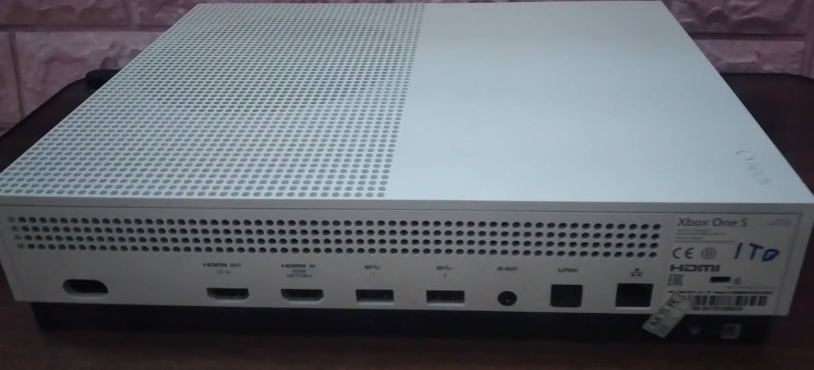 جهاز اكس بوكس وان s
الجهاز نظيف 
نظافه كلش
الذاكره1TB
ملحقات كامله 
الجوستك الاصلي 
وكبلات التشغيل 
الاستفسار ***********
