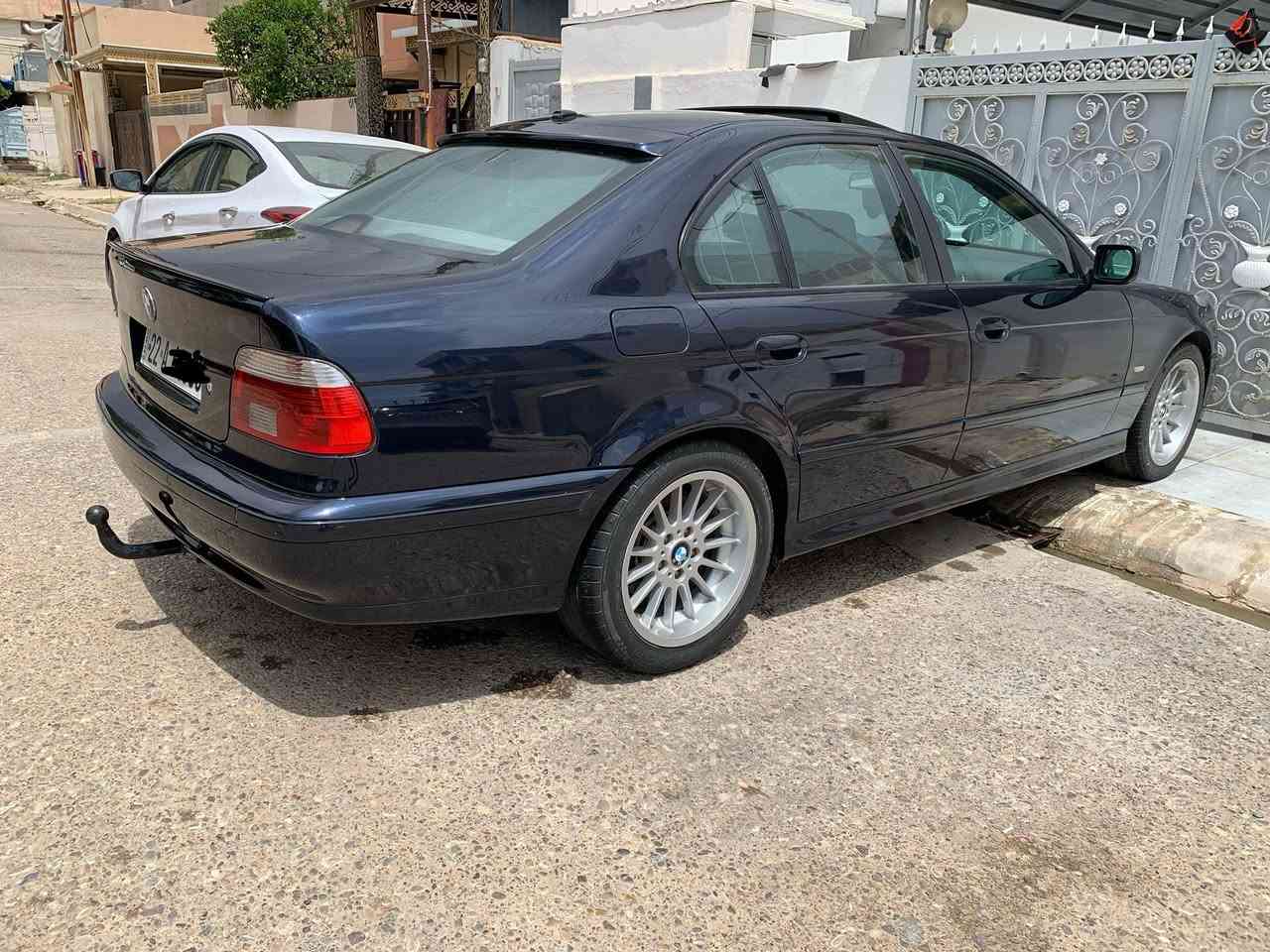 سيارة صقر موديل ٢٠٠٣ صبغ حزام بيها معجون بل هلال خلف سايق مع ربع دوسة سيارة فول موصفات سلايد كشنات جلد سيدي جنجر بل صندوك بلادي شاشة بلاد حسسات امامي خلفي بلاد شغال صيدلية بلاد خمسة جام بردا بلاد تخم كدام بشرط بلاد مع منضومة بريك اي بي اس تراكشن كلة جديد سيارة بلاد ٥٢٥ بل بليتة وارد الماني اصل وفصل اني بدلت محرك سويتها ٥٢٨ والحمد الله بدون اي عطل او خلل  جديد گاردن اكسل بشرط ويالة البينا ١٧ حجم تخم تاير لوك عليه مكاني كركوك  اي استفسار عل رقم ***********
