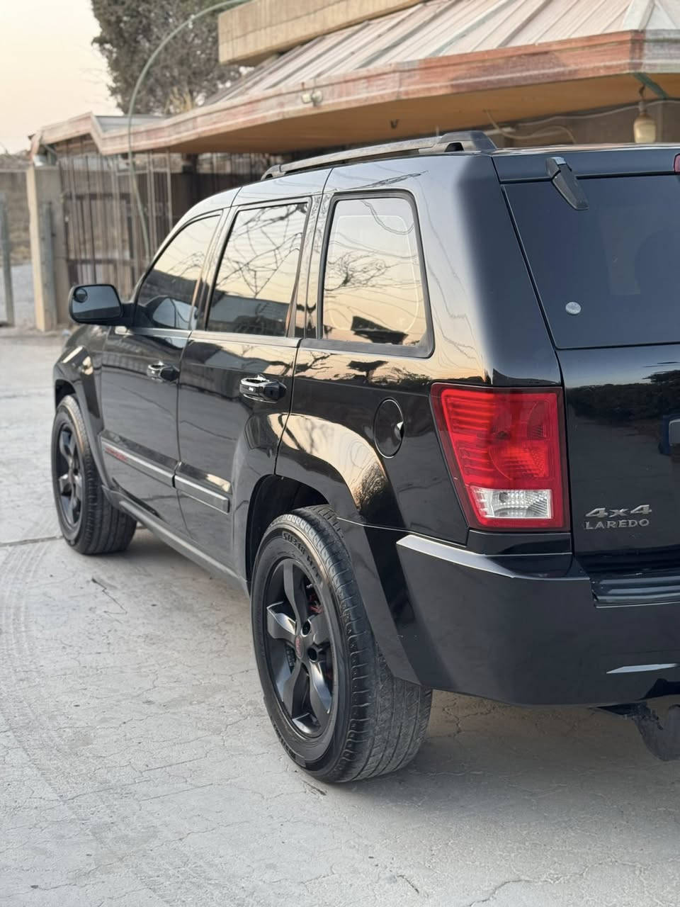 جیب لاریدۆ ۲٠٠۷
ڕەنگی ڕەش
سەقفی لەسەرساخی بۆیاخە
خوار هەردوو دەرگای سەکن بۆیاخە و چەمەلەغی پێشەوەی سەکن گۆڕاوەو بۆیاخە
گێڕ و مەکینەی تازەیە
دەبڵ ئەکسلی شەش پستۆنە
بێ تەقە و ڕەقەیە 
بۆڵبرین و درایڤ شەفتی تازەیە
تاقم دیسکی کامل تازە گۆڕاوە
شاشەی بیلادی خۆیەتی
سەنەوی بەناوی خۆمەو هەتا ۲٠۳٠ تازەیە
سەیارەیەکی بێ کێشەو جایزە
سعری ۱٠٦ وەرەقە و معامەلە

ژمارە تەلەفۆن
0772 542 6771
