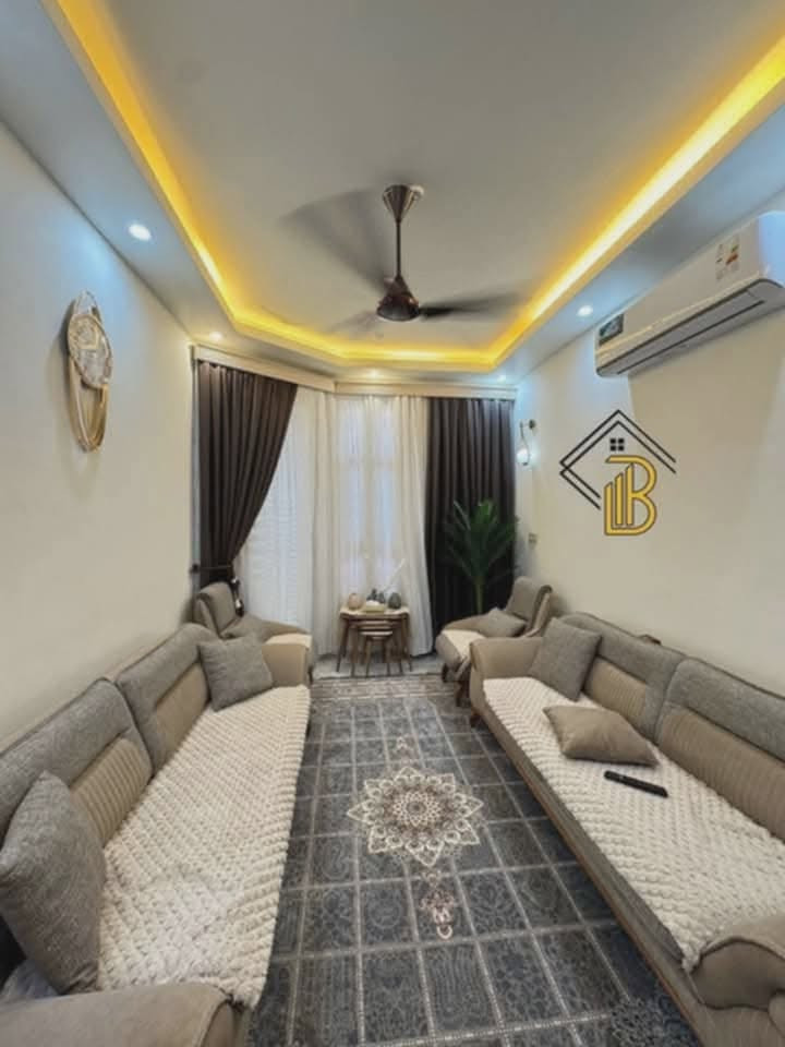 بيت للبيع في حي الجامعة شارع هدى سجاد طابقين يتكون من غرفة +صالة+استقبال+مطبخ+صحيات داخلية وخارجية
والطابق الثاني يتكون من غرفتين +صالة+صحيات 
_______________________________________.
سعره باليد 130 ومطلوب اسكان 33 يستحق دفع الاسكان بعد 6 سنوات لان مدفوع مقدمة .. للاستفسار الاتصال على الرقم ***********
بيت للبيع في حي الجامعة شارع هدى سجاد طابقين يتكون من غرفة +صالة+استقبال+مطبخ+صحيات داخلية وخارجية
