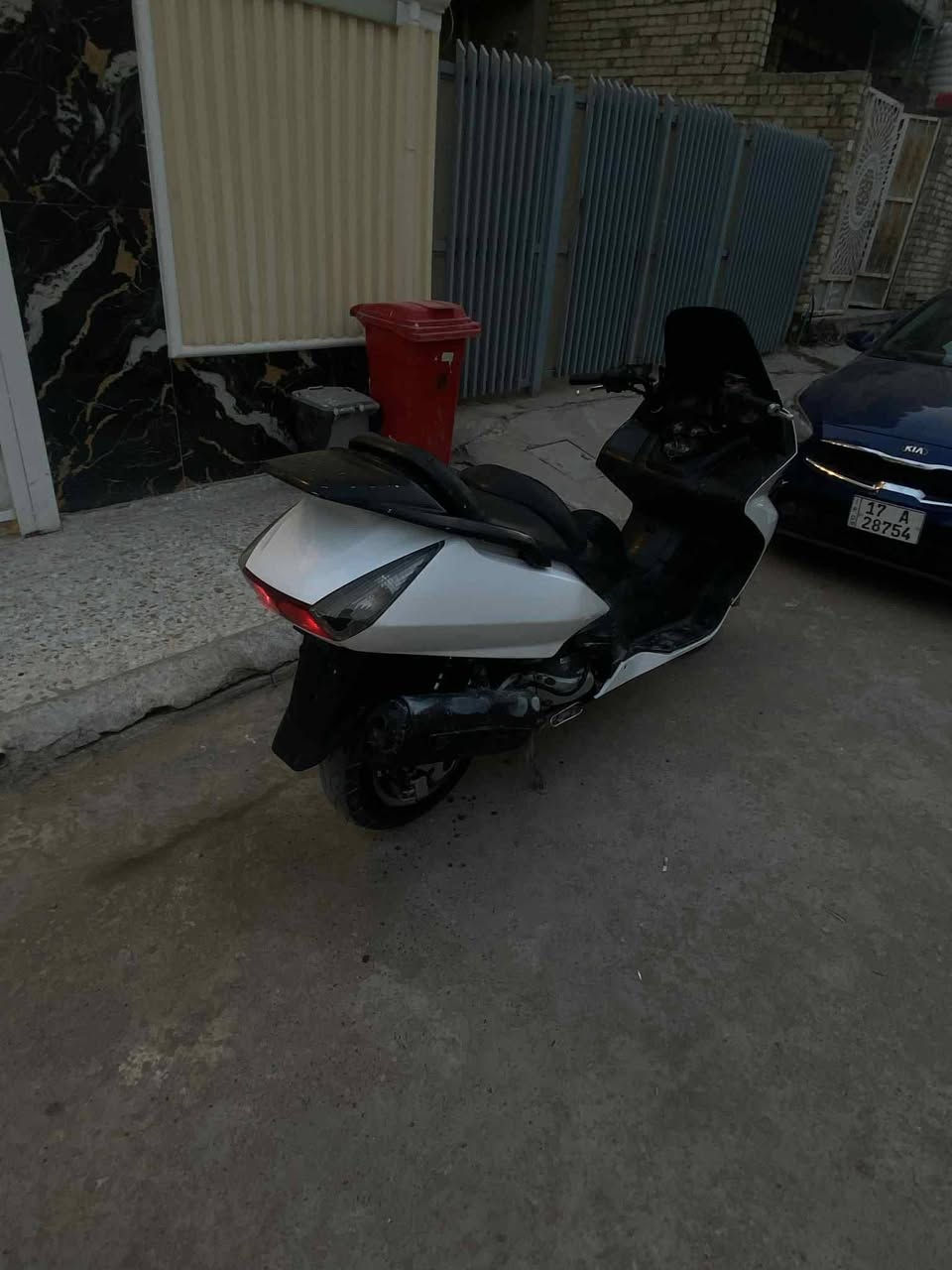 سلام عليكم دراجه سلفر ٦٠٠ بيه صوت بل محرك شغاله وجاهزه من كلشي بس درتله دهن زايد وطلعت صوت  سعر ٨٠٠ وبيه مجال عنوان بغداد رقمي ***********
