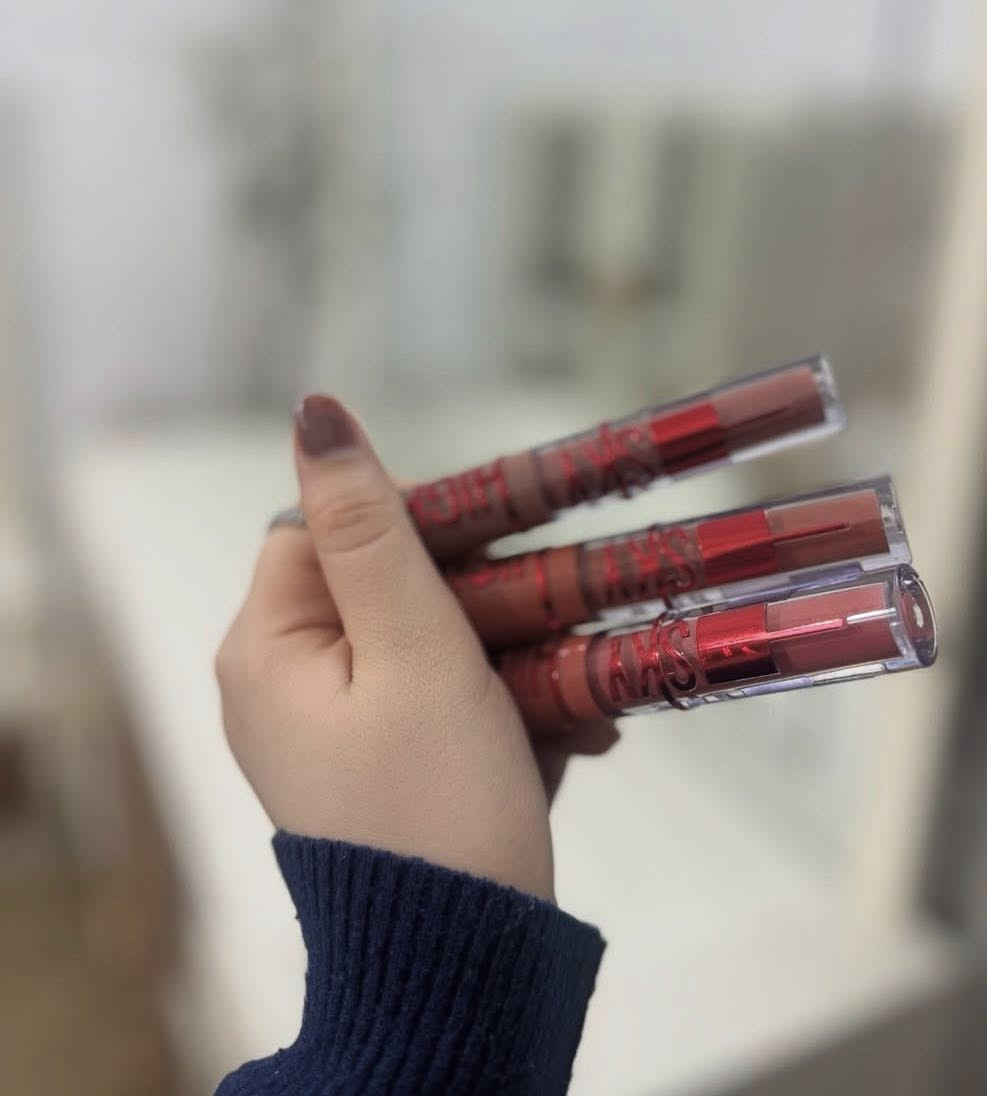 حمر ميبيلين sky high تركيبة مات غير لامعة: يتيح لك حمر الشفاه هذا مظهرا ماتا جذابا يدوم طويلا دون ان يجف الشفاه ثبات طويل ؛ تتمتع التركيبة بثبات ممتاز يدوم لساعات ، حتى مع الاطعمة والمشروبات
راحة طوال اليوم: رغم كونة مات ،الا ان الحمر لا يسبب جفاف الشفاه بفضل مكوناته المرطبة
تغطية كاملة .يوفر لونا غنيا وكثيفا من اول تطبيق ،مما يمنح شفاهك مظهرا مشبعا باللون
الوان متعددة ؛ياتي بالوان متنوعة تناسب مختلف درجات البشرة  والمناسبات --السعر 
للحجز والاستفسار يرجى مراسلة الصفحة او الاستفسار على الرقم 👇
***********
متوفر توصيل بسماية وجميع المحافظات 🚗🚗
