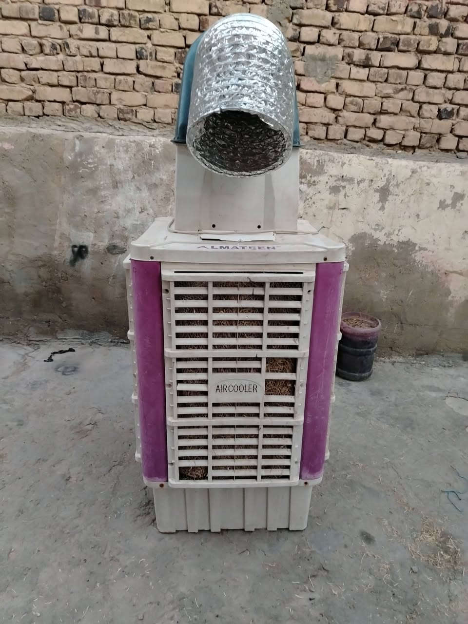 السلام عليكم شباب عندي هذه المبرده المتين الحجم الكبير مبرده متوسط اتفيد للبيت للمواكب رايدلها دكت وتايرات سعرها 190 مكاني بالنجف حي ميسان الاتصال واتساب*********** وشكرا لحضرتكم
