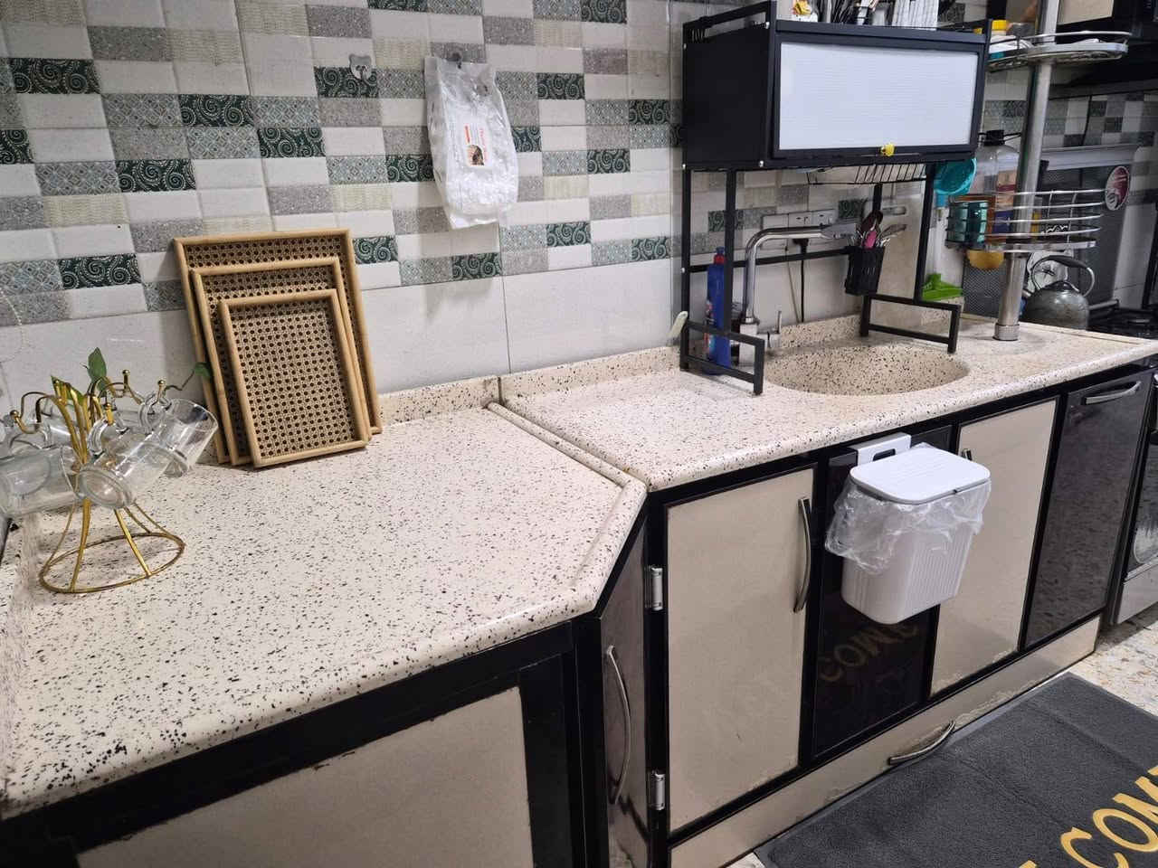 للبيع بدون الستاند ب ٤٠٠ حي الجهاد للاستفسار ***********
