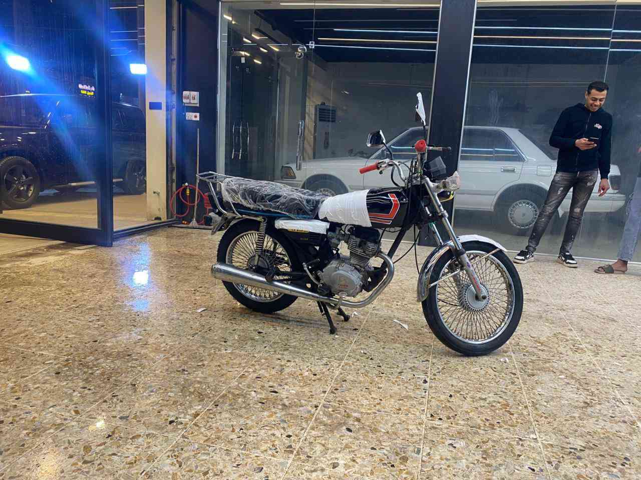 السلام عليكم دراجه
موديل 20 
بدون اوراق الدراجه(مكفولة من السرقه) 
الدراجه خير من الله نقص فقط كهربائيات
سعر 350
*********** واتساب فقط
