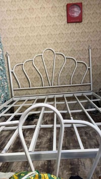 للبيع • سرير • غرفة نوم