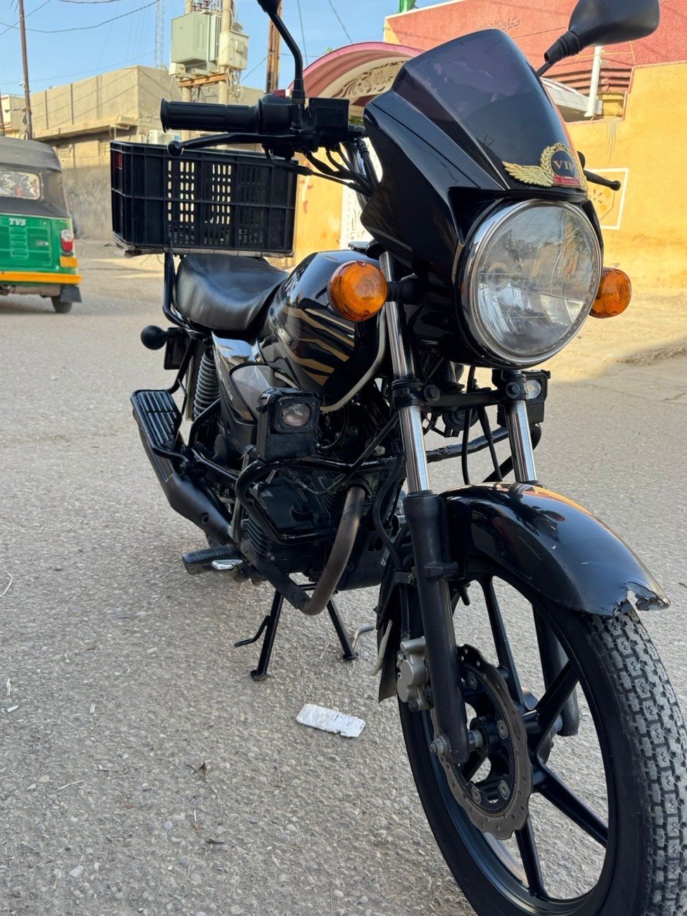 دراجة TVS HLX 150 للبيع، نظيفة وشكلها مرتب، بيها سلة/صندوق خلفي كبير مناسب للشغل والنقل. المكينه باينة عليها محافظة وحالتها حلوة، والدراجة بشكل عام جاهزة للاستخدام اليومي. اللي يريد يشوفها أو يفحصها أهلًا وسهلًا، والسعر قابل للمفاوضة البسيطة.
