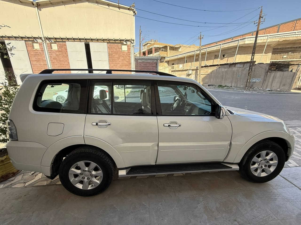 باجيرو حبتور 2014 مكينه 3500
بيها ربع البنيد صبغ وبارد شبر بخشم الجاملغ 

مكينه كير تبريد مكفولات تخم تاير بلادي جديد

السيارة كلش نظيفه ومعتني بيها على ايدي حتى بيها عازل حراري بالجام وجاهزة من كلشي مابيها مصرف ربع دينار 

ماشيه 140 الف

مكان السيارة بغداد الكرادة

***********

السعر 175 ورقه
