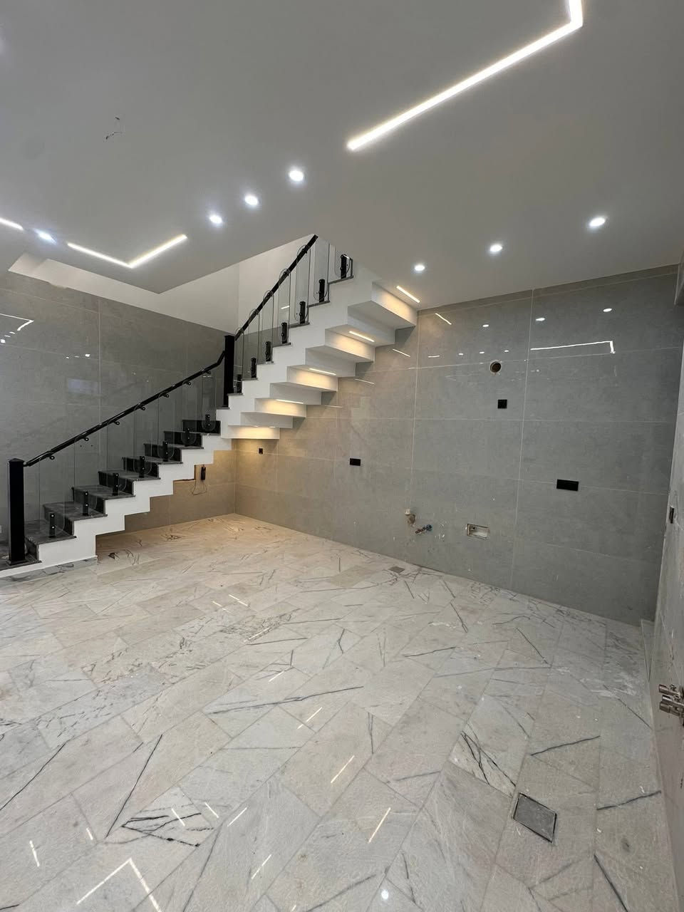 افخم دار 100 متر بالسيدية 
⁨ ⁨#للبيع  في #السيدية !

🏡 تفاصيل العقار:مدخلين
المساحة: 100 م 
 الواجهة: 5 م 
النزال: 20م

الطابق الأرضي: صالة لأستقبال الضيوف، ، مطبخ حار وبارد، غرفة نوم، حمام بتصميم أنيق.

الطابق الثاني: 2 غرف نوم مع هول داخلي  بالاضافه الى حمام ملحق 

الطابق الثالث: غرفة نوم سويت ماستر مع هول داخلي ولوندري

📍 موقع مثالي:
يقع المنزل في السيدية مربع الضباط 
لبيت مجهز بأحدث المواصفات العصرية 

. البيت بنظام Smart Home منزل ذكي.
. نظام لمس Touch point.
.البيت بالكامل مغلّف بارقى انواع المرمر الاسباني. 
.البيت مجهز كامرات مراقبة مع WiFi. 
.شبابيك دبل جام عازل.
. جلسة خارجية مميزة
.ديكورات حديثة ومواصفات عالية

#لمعرفة #السعر #الرقم ( 1 ) #سأتي #السعر #مباشره

للاستفسار اكثر الاتصال على:-
***********
الكوخ للتطوير العقاري
