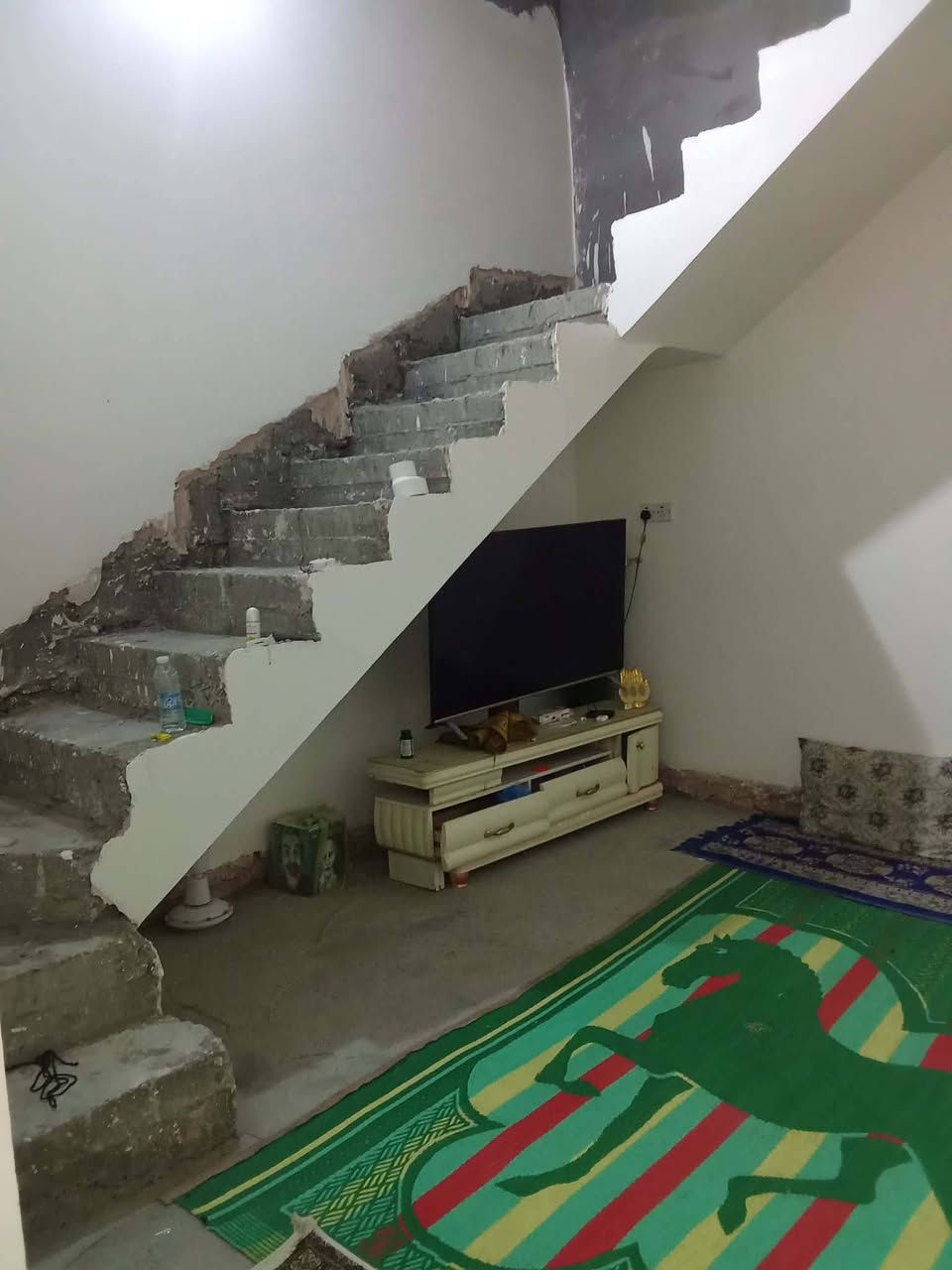 السلام عليكم بيت للبيع طابو زراعي سند 25 بناء جديد قبل كم شهر كمل المساحه 150 متر يحتوي على استقبال ومطبخ وهول وغرفه ودرج وكراج وصحيات عنوانه حله نهايه الطهمازيه قبل نهايه بزل حجي علي التقسيم الجديد للأستفسار الاتصال على الرقم ***********
